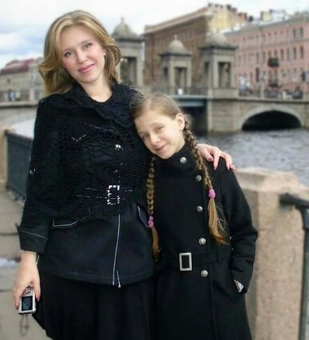 Лиза (примерно 10 лет) с красавицей мамой