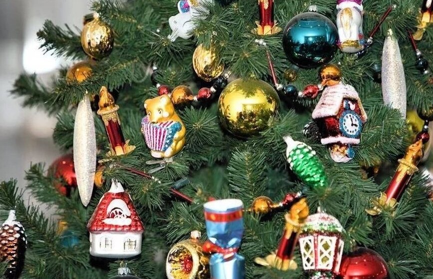 Традиционным Новогодним украшением домов елка стала только в середине 18 века. Тогда их украшали конфетами, пряниками, сушками, леденцами и другими сладостями. Пришла эта традиция от немцев. Тогда же и стало традицией вешать на верхушку елки звезду – ассоциируясь с Вифлеемской звездой, предвестницей Рождества. В СССР звезду заменили на красную пятиконечную, как символ советов. Первые заводы по производству стеклянных игрушек в России появились в начале 20 века, переняв опыт так же у немцев.