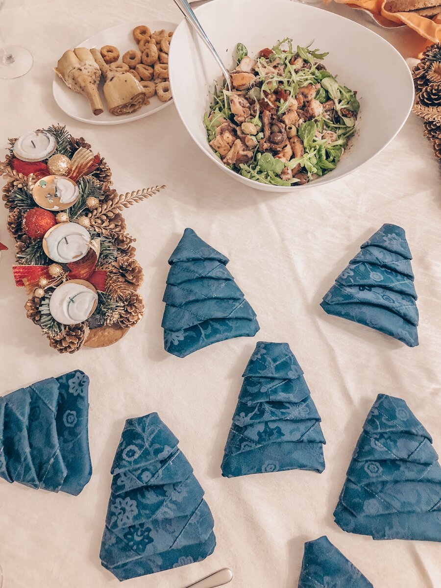 В этом году я сложила салфетки-елочки