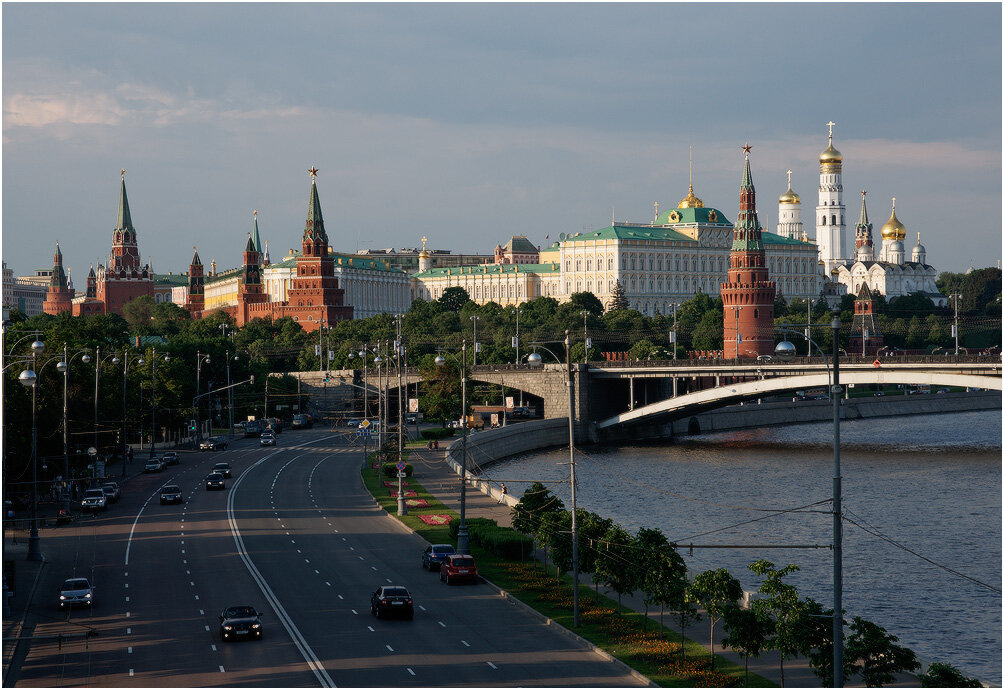 Москва крупный. Храм Христа Спасителя и Кремль. Москва река Кремль храм Христа Спасителя. Вид на Кремль от храма Христа Спасителя. Вид на Кремль от Москвы реки.