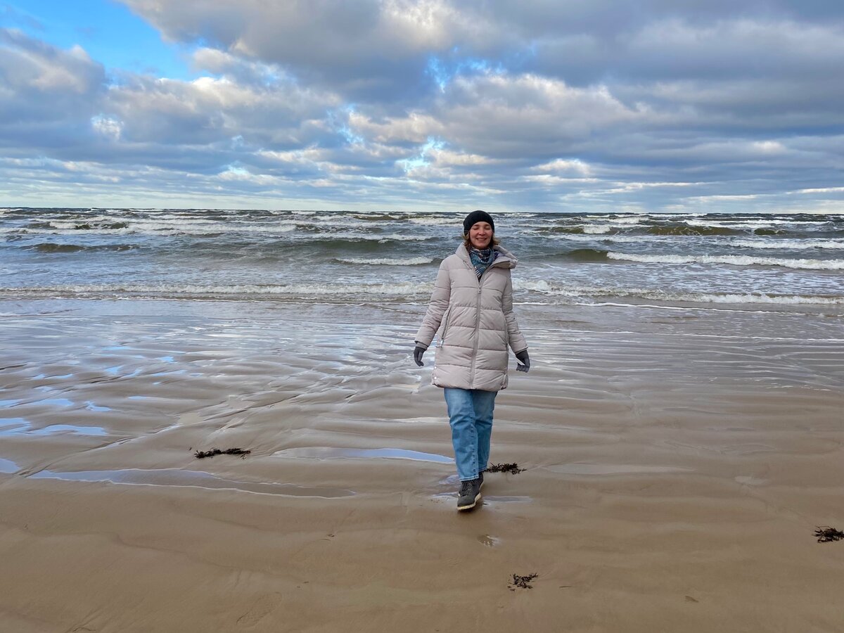 Не знаю, удастся ли добраться до Куршской косы, но надеюсь! На фото я тоже на Балтике, в Юрмале.