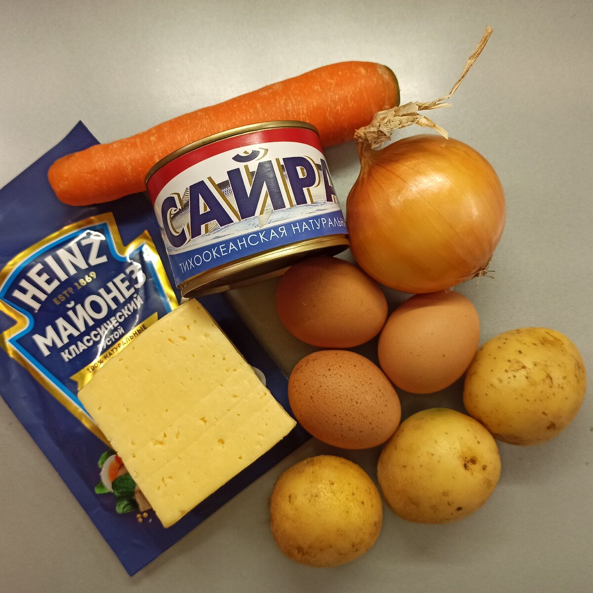 Консервы рыбные, картофель, морковь, лук репчатый, сыр, майонез