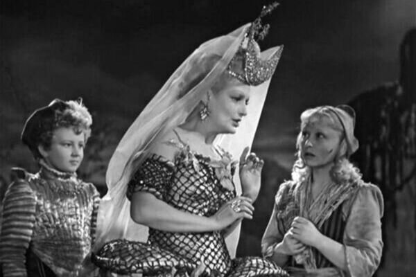 Кадр из фильма «Золушка», 1947 г. Режиссеры Н. Кошеверова и М. Шапиро. В кадре: Игорь Клименков (малчик-паж), Варвара Мясникова (Фея) и Янина Жеймо (Золушка)