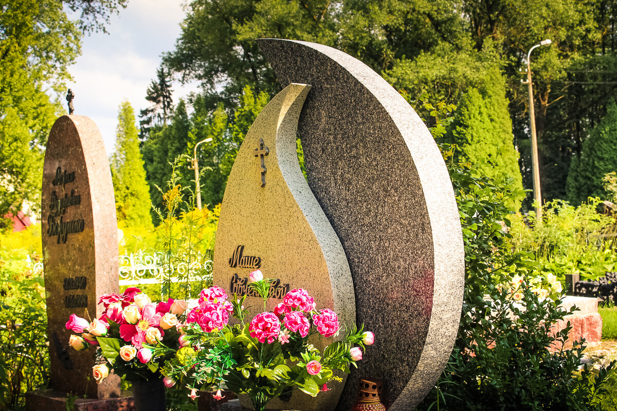 Когда принято производить установку памятника и благоустраивать могилу