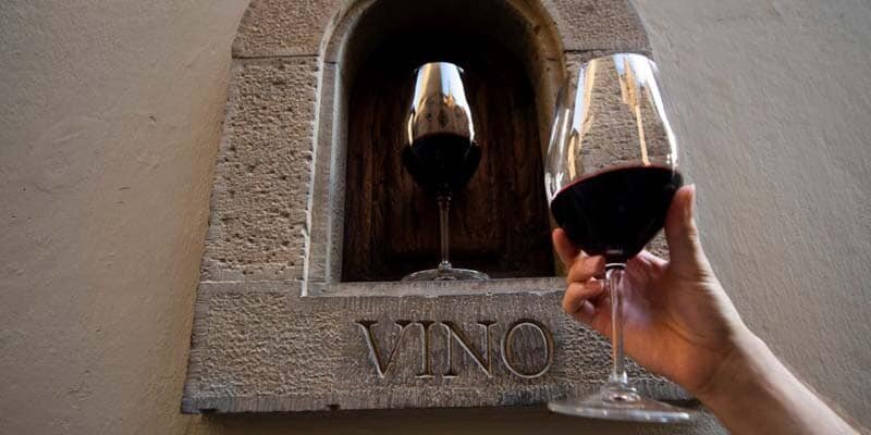 500-летнее окошечко для продажи вина во Флоренции.