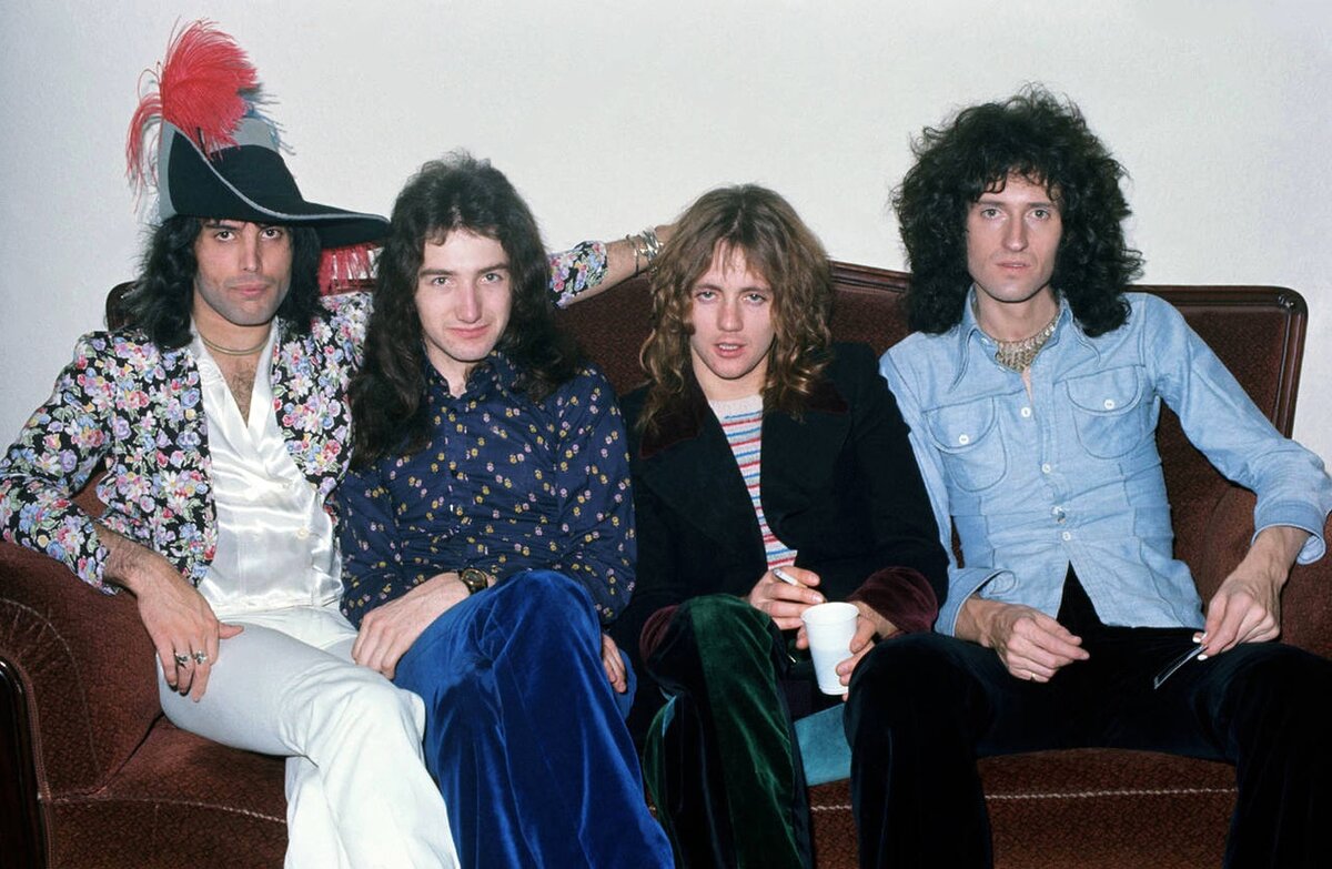 Queen в Гамбурге на следующий день после шоу во Франкфурте 5 декабря 1974 года. После обкурившейся толпы и бития окон в гримерке. Мэй вообще выглядит потерянным. 