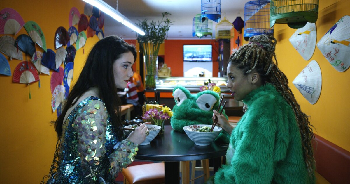 типично для жанра, время от времени массовка куда-то пропадает и кажется что кроме главных и второстепенных героев в мире вообще никого не существует