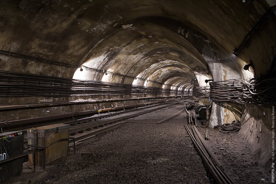 Здесь находился путь со стороны станции «Александровский сад».