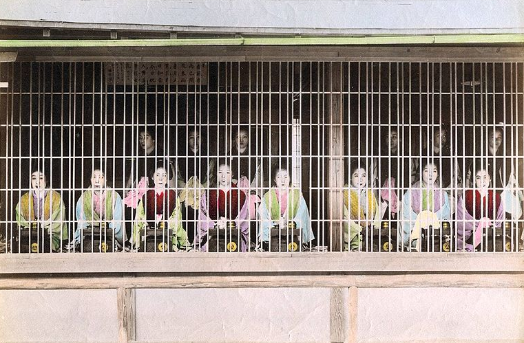 Довоенные проститутки привлекают клиентов в огороженном квартале Ёшивара