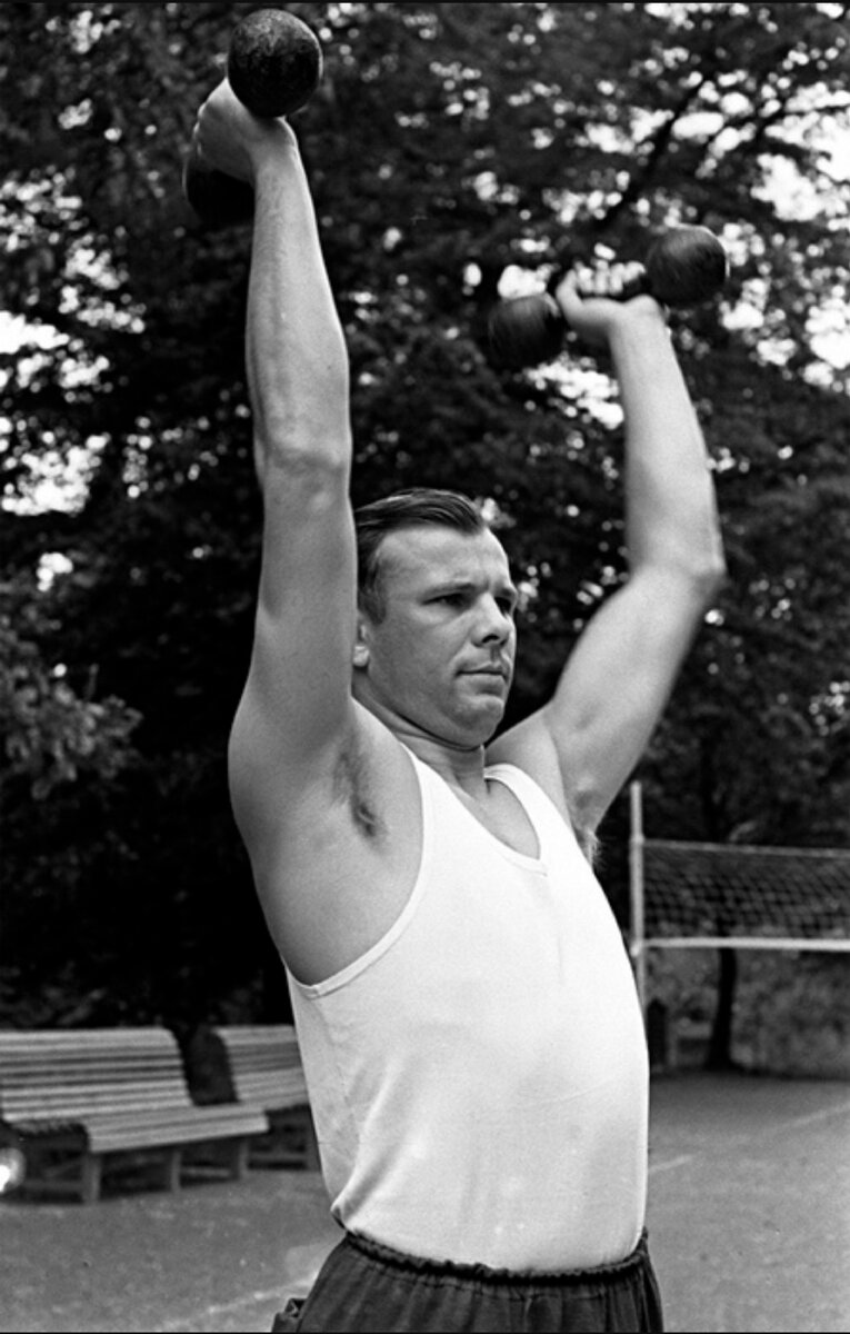 Эра Водолея набирает обороты. Женщины разгоняются в развитии. Ну, а у мужиков появилась официальная отмазка регрессу.
Сегодня и далее на много лет вперёд женщину можно охарактеризовать одним словом - эволюция. 
Мудчину, ой, мужчину, тоже, только - инволюция.

Для наглядности маленький пример. 
Нормативы ГТО в СССР. 
Возьму IV ступень, для мужчин 29-39 лет. 
Серебряный значок. Золотой даже трогать не буду, чтобы мужчины в обморок не упали.

Погнали.
- бег 100 м - 15 сек. 
- бег 1000 м - 3:45
- бег 3000 м - 11:30
- прыжок в высоту - 125 см. 
- метание гранаты (700г) - 35 м.
- лыжные гонки 5 км. - 30 мин. 
- марш-бросок 6 км. - 38 мин. 
- велосипедный кросс 20 км. - 48 мин. 
- плавание 100 м. - 2:15 мин. 
- подтягивание - 6 раз. 
- туристский поход с проверкой тур.навыков - 20 км.

Природа 100% возьмет своё, я не переживаю. Естественный отбор в действии.
Судя по той скорости, с какой идут изменения, ждать не так долго.
Из мужчин останутся самые  видные представители, с кем можно будет заводить потомство эволюционированным женщинам.
Хлюпикам, в первую очередь Духом, нет места с сильными женщинами. Сильная женщина сама такого раздавит. 

Сильный дух у мужчины куется через преодоления, так уж природа устроила. 
А какие это преодоления: физические или психологические - каждый выбирает сам. 

Мельчает мужик, мельчает. 
Да, Юрий Алексеевич?

#школамужика #женщина #эраводолея #мужчина #здоровыйдух #госпожа