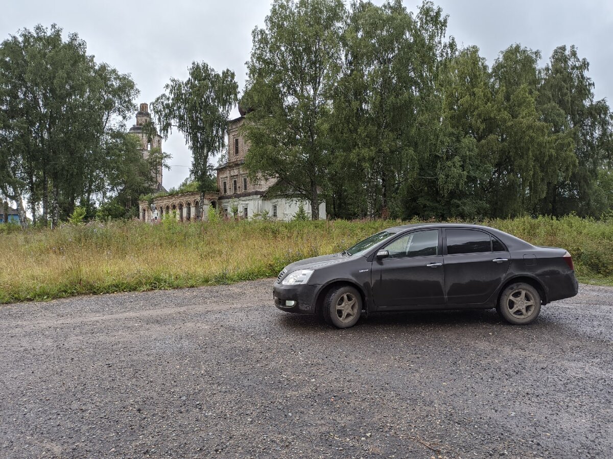 Китайский автомобиль отвозит меня в разные интересные исторические места. На фото − церковь села Ошеть, в которой служили священники рода Васнецовых.