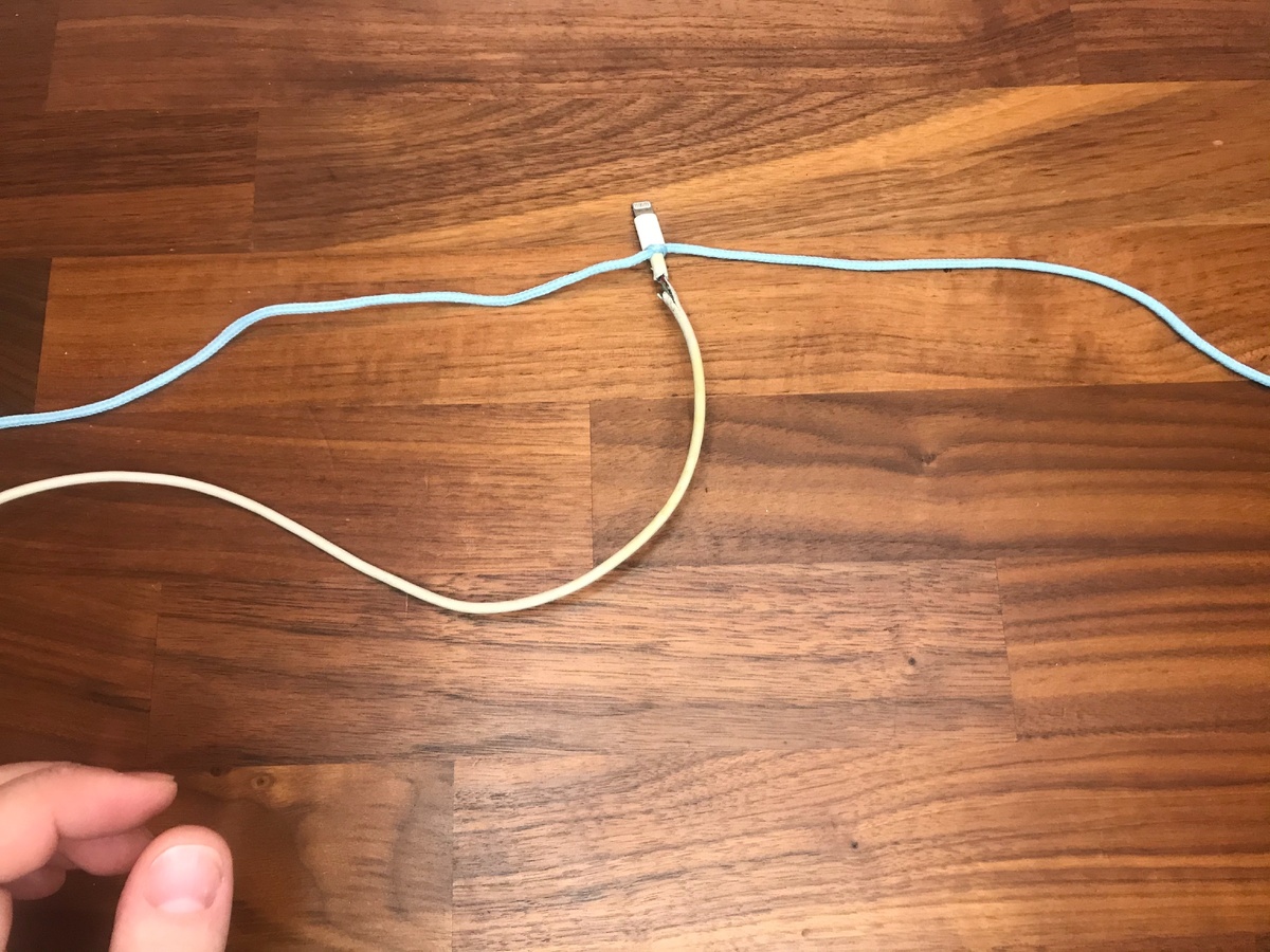 Накидываем первую петлю и крепим у основания шнура