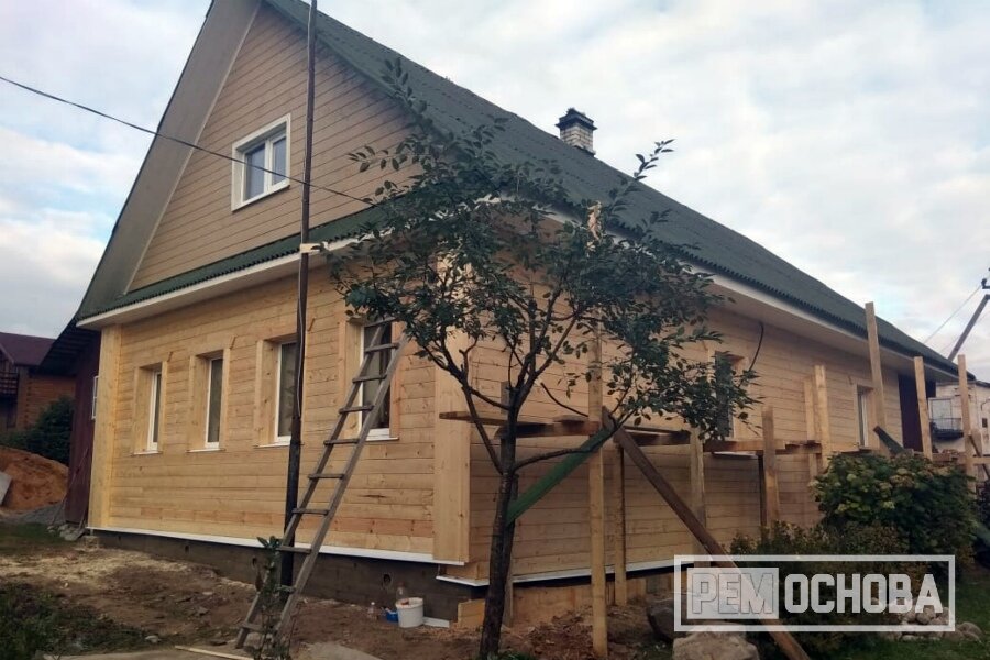 Реставрация дома в пос. Ленинское: замена венцов, усиление фундамента, обшивка дома