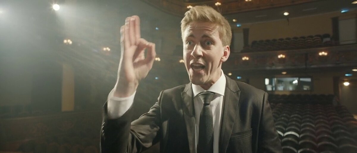 "Вы, думаете , что глубокий как айсберг, а вы холодный, как лед. Пришли ниоткуда, сидите нигде. Вас вообще нет. Ноль". Это он гоняет зажравшихся народных и заслуженных халтурщиков Главного Театра Страны.