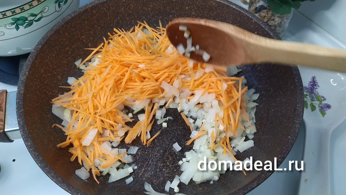 лук, морковь обжарить до мягкости. Листаем вправо --->