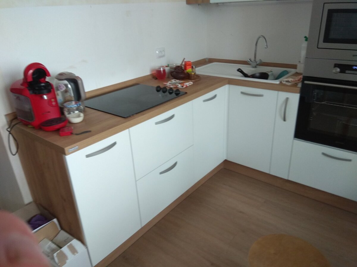 Вот на такой кухне мне предстояло сделать фартук из плитки и кварцвинила. Но кухня красивая и плитка тоже качественная, поэтому все прошло отлично!