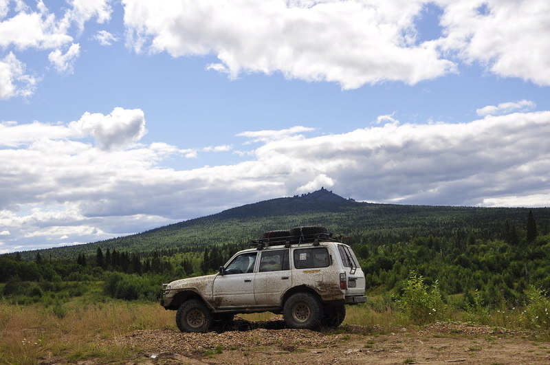 На фоне горы Помяненый камень