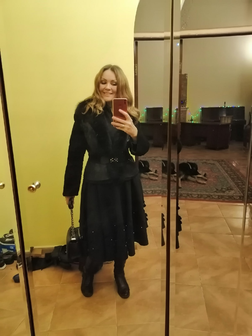 С удовольствием бы сидела и писала, но надо забирать ребенка из музыкалки.... До вечера! Сегодня еще глава в 21 час.