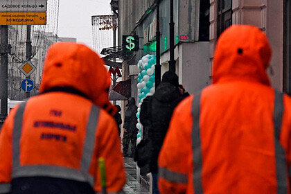 В ходе торгов на Московской бирже курс рубля рухнул по отношению к доллару и евро до минимума за последние месяцы, свидетельствуют данные площадки.
По состоянию на 10:38 доллар торгуется на уровне 76,33 рубля, а евро — 92,2 рубля. За отметку 76 рублей доллар в последний раз выходил 1 декабря. Основные российские фондовые индексы, Мосбиржа и РТС, падают на 0,85 и 1,77 процента.
