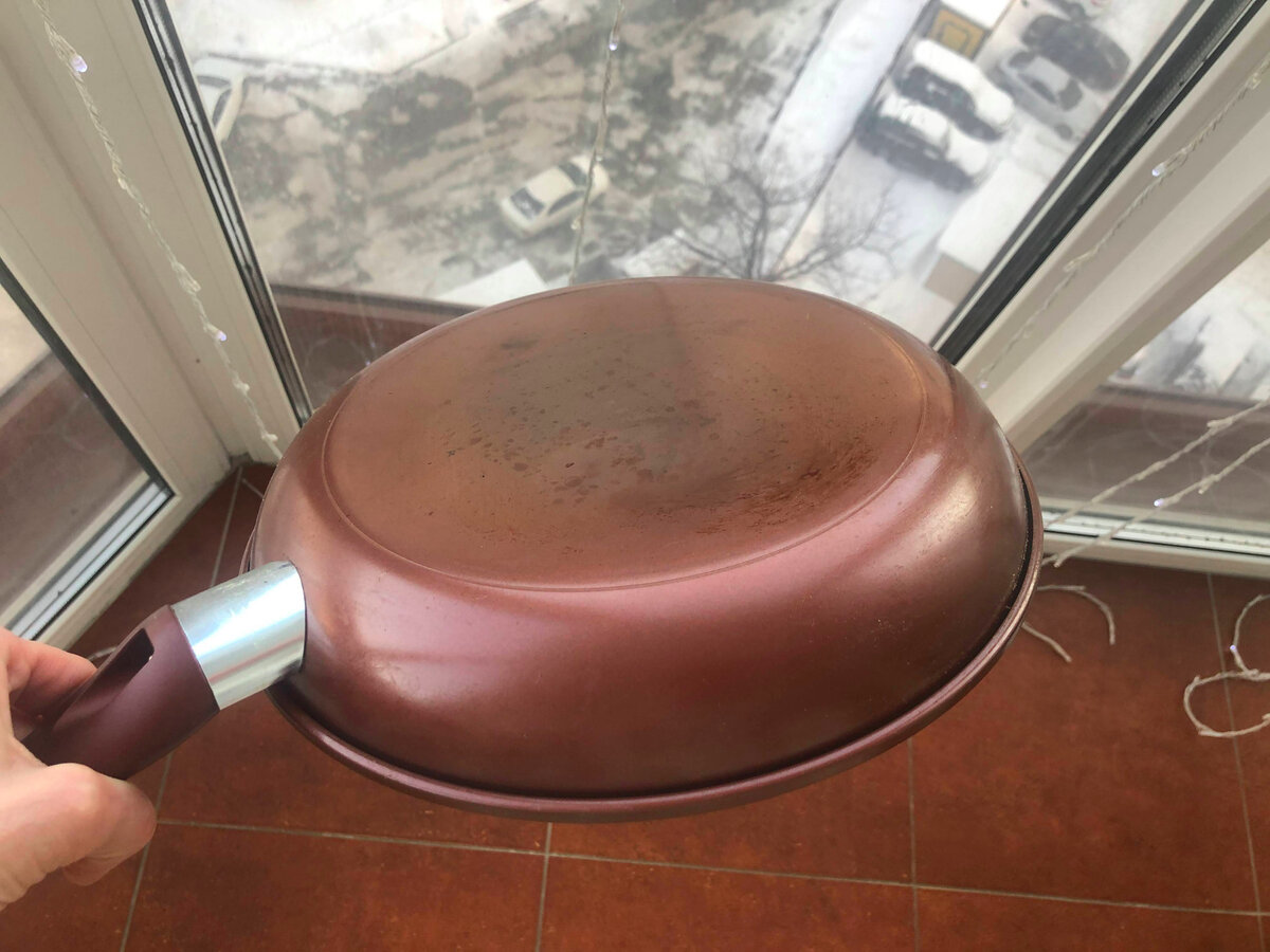 По дну сковородки видно, что ей недолго пользовались