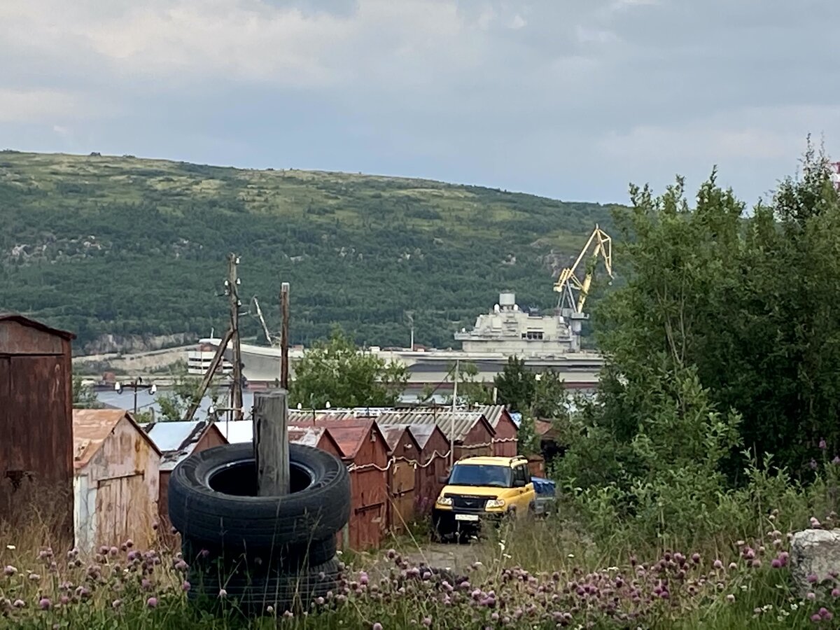 Кто разглядит, что там на заднем плане? Наш русский самовар - авианосец  "адмирал Кузнецов". Фото автора