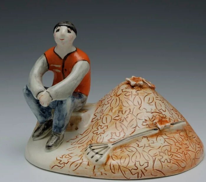 Е. Скворцова «Гастарбайтер», Москва, 2017 Фаянс. Из коллекции автора. © Музей-заповедник «Царицыно»