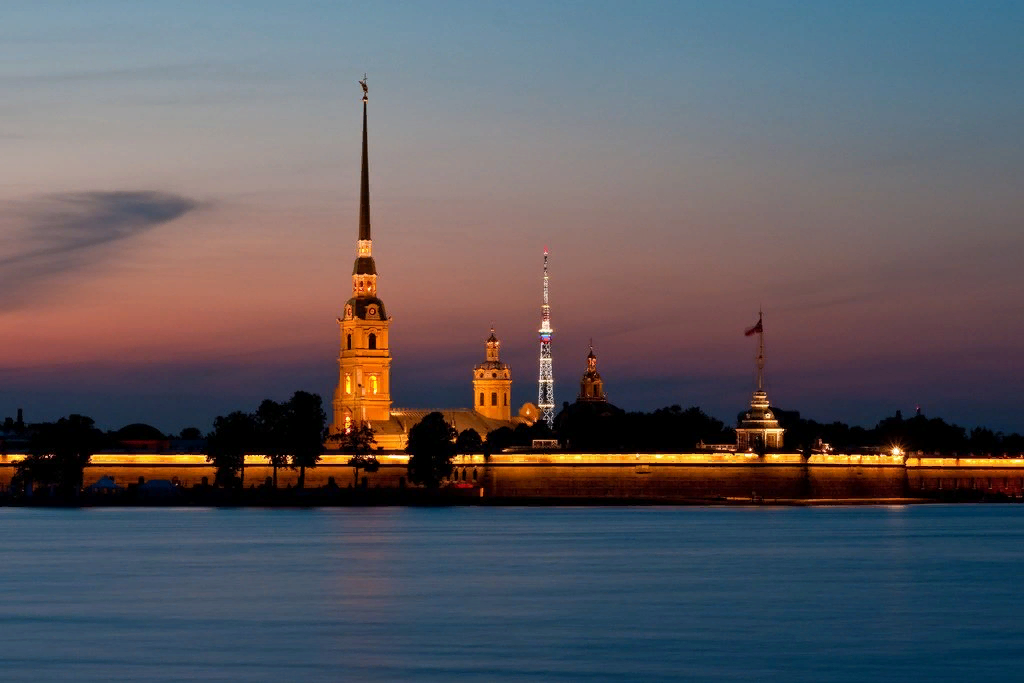 Петропавловская крепость ночью