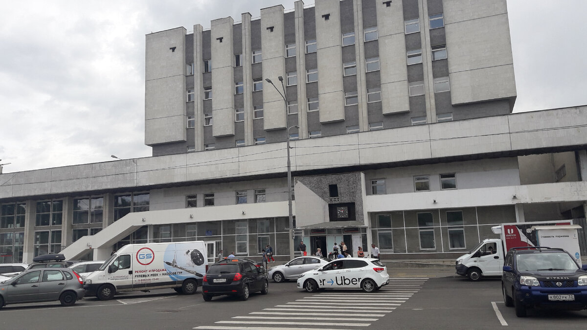 Владимир встретил дождем и вот таким грустным вокзалом