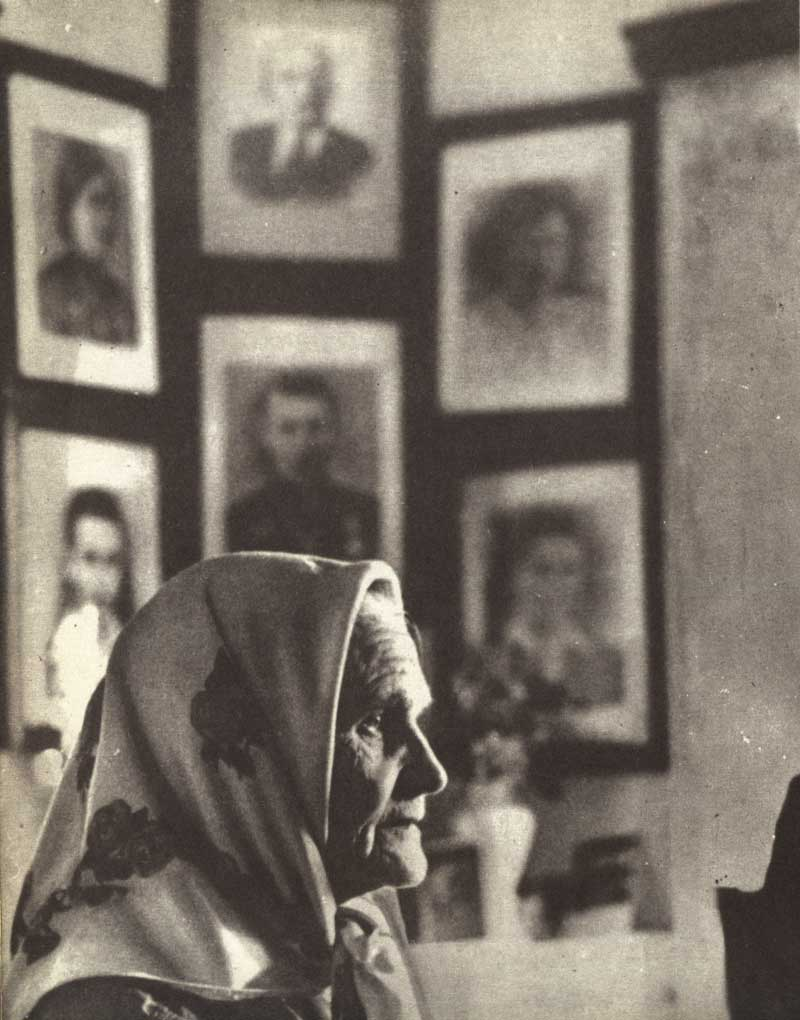 Двое детей Прасковьи Титовны Бондарёвой - Александра и Василий - боролись и погибли в рядах "Молодой гвардии"