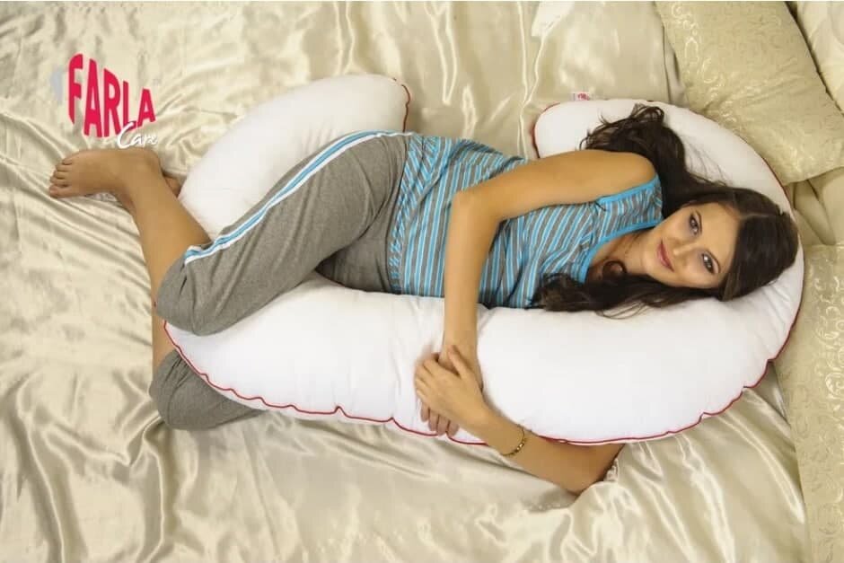 С-образная подушка поддерживает спину или живот. Цена ― от 2000 рублей.
Фото с сайта farla.ru