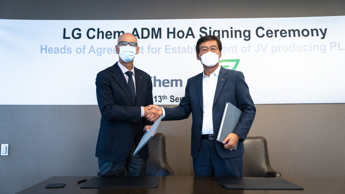 Заместитель  председателя / генеральный директор LG Chem Шин Хак Чхол (справа) и  председатель / главный исполнительный директор ADM Хуан Лучано позируют  после подписания соглашения в глобальной штаб-квартире ADM в Чикаго в  понедельник. Они учредят совместное предприятие в США, которое будет  производить 75 000 тонн биопластика в год на основе кукурузы начиная с  2025 года (LG Chem).

