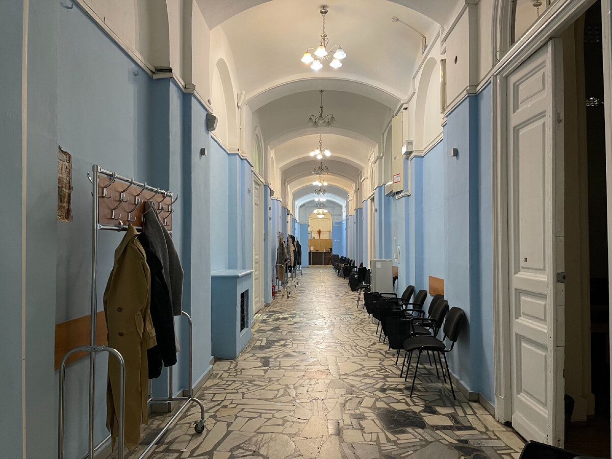 Коридоры училища. Практически полностью сохранены оригинальные детали. Только пол в коридоре советский. 