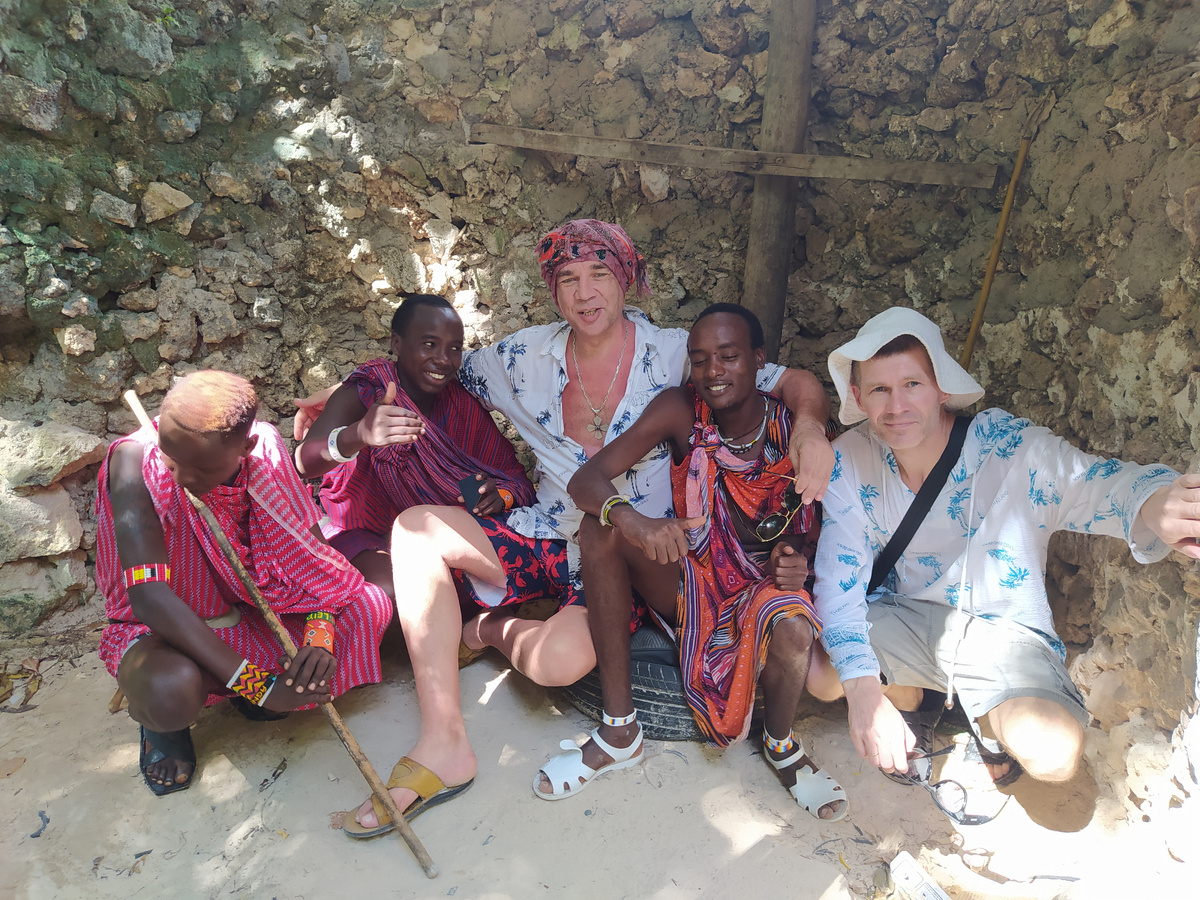 Большинство регионов России имеет продолжительный холодный период. У нас в Сибири снег ложится в середине ноября (или еще раньше) и сходит лишь в апреле. 
А где-то слякоть, грязь и хмурая пасмурная погода. Белый снег это хорошо, любимая забава детей, не только в Сибири. Но организм ждет тепла и солнца.
И поездка в теплые страны зимой — это разбивание зимы на 2 части. Она становится не такой длинной и тягостной. 
Когда мы первый раз оказались из зимы в лете было необычно первое время, а потом я поймал себя на мысли — что этот перепрыг, через тысячи километров, кажется совсем естественным и ты как-будто и не был только что в морозной Сибири.
Когда ехали первый раз — боялись акклиматизации. Но я лично никаких изменений в организме не заметил.
На телефоне у меня по приезду автоматически появляется местное время и местная погода, но сохраняется и новосибирское. Очень интересно смотреть на реакцию местного жителя, когда показываешь что у вас тут +40, а у нас в Новосибирске — 40 градусов.
Опыт поездок из зимы в лето, у меня с семьей, пока 2 раза — но эти поездки оказались очень знаменательными и привлекательными. Уже после первого раза захотелось повторить именно зимнюю поездку.
Такая поездка дает колоссальный жизненный импульс и силы для творчества, работы и ускоряет приход весны, зима становится маленькой и совсем не лютой и унылой.
Получив заряд новых эмоций, впечатлений с радостью встречаешь свой родной городок и с энтузиазмом начинаешь зарабатывать на новую поездку в сказку.
Продолжение следует