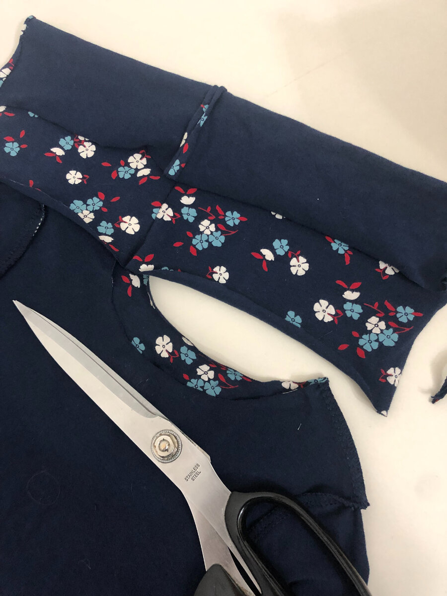 срезала воротник, распорола