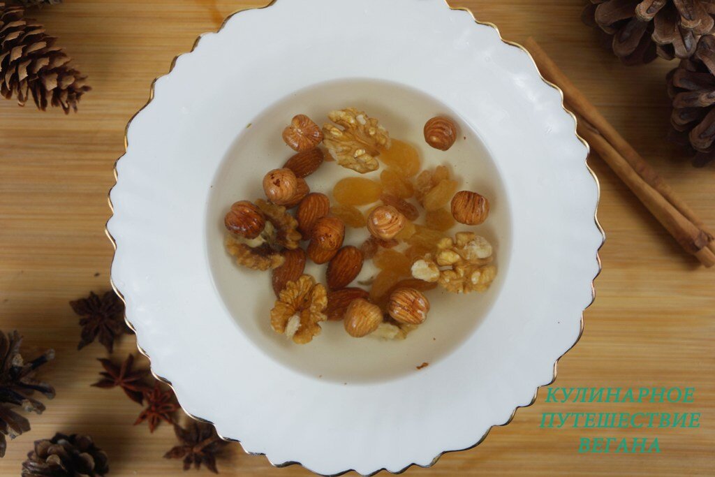 Сухофрукты заливаем водой