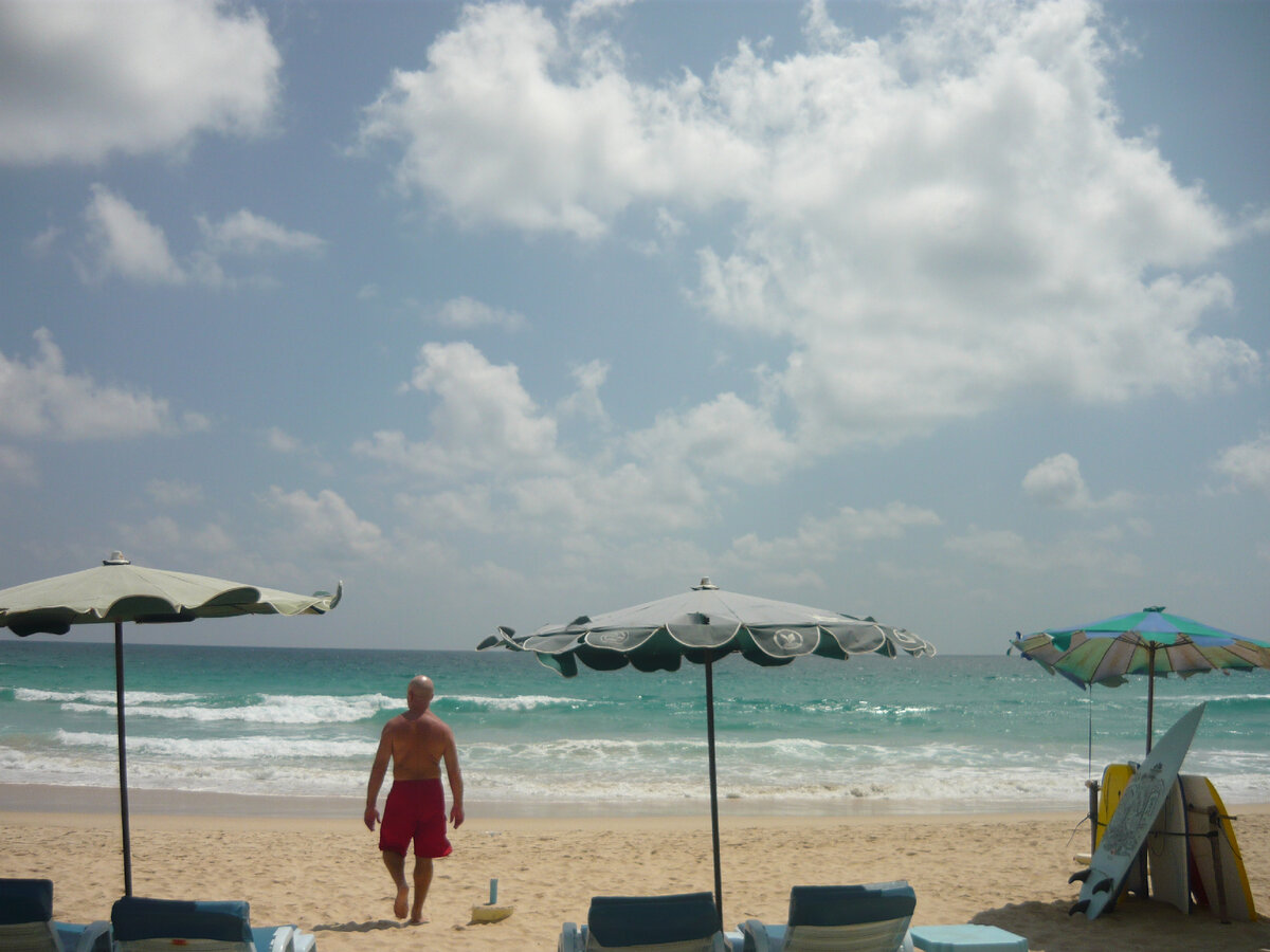 Солнечный пляж на Пхукете (фото автора)