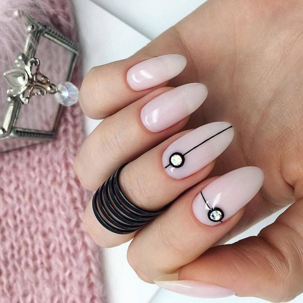 Овальный маникюр. Блы маникюр на короткие ногти. Молочный маникюр. Маникюр белый овальной формы. Молочный маникюр.