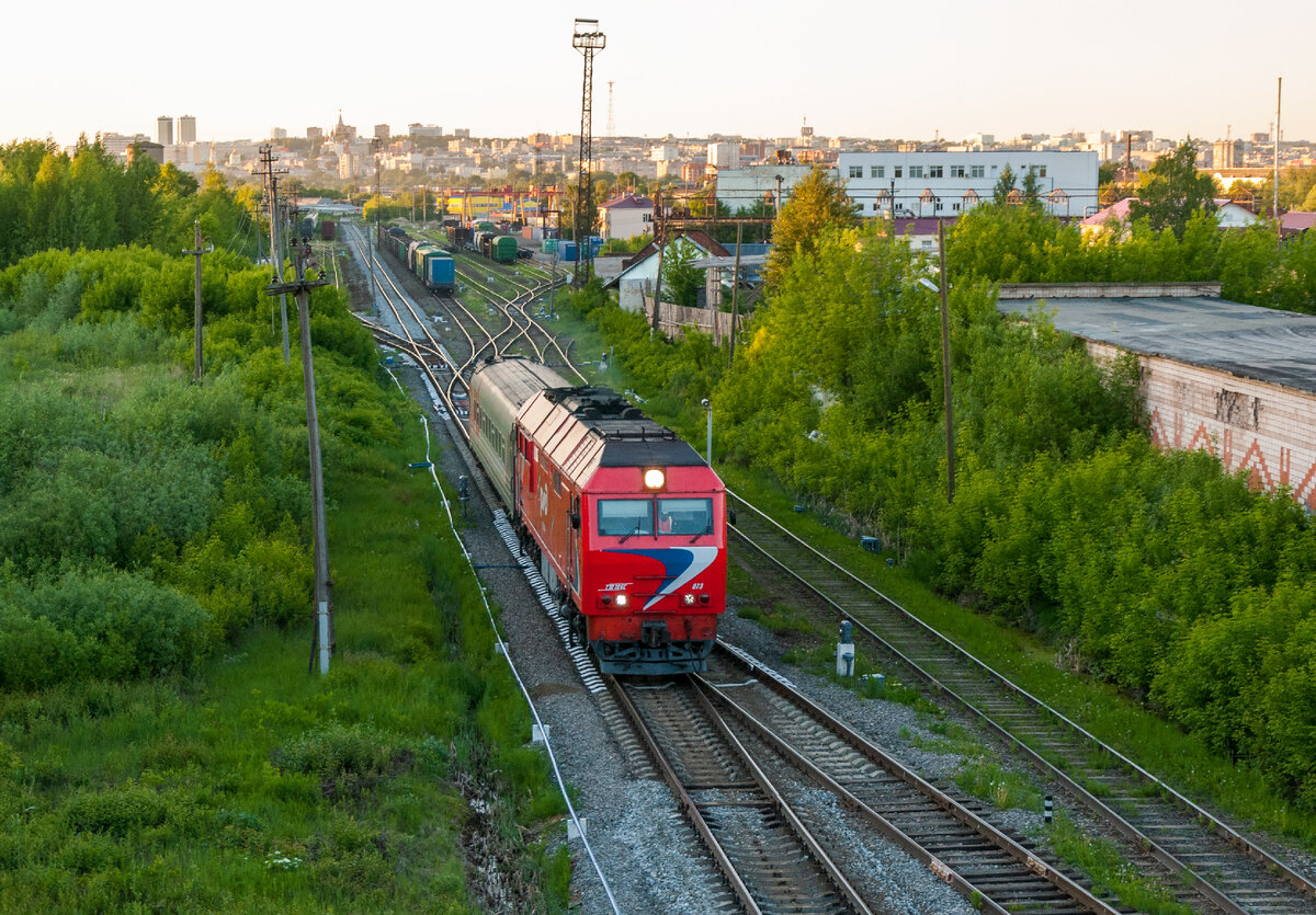 Один их немногих красных тепловозов ТЭП70БС, 073, едет с пригородным из Воткинска по станции Ижевск