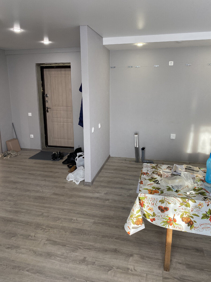 Так выглядел первый этаж при покупке дома. Видна входная дверь и место, где была кухня.
Потолки натяжные. Вдоль стены короб из ГКЛ. Потолки и короб решено оставить как есть.