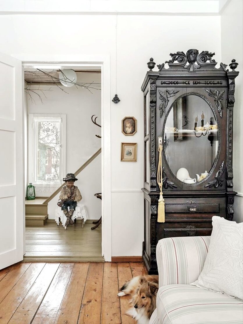 «Секрет нашего интерьера — интересные старинные вещицы, — когда глазу есть за что зацепиться, дом превращается в шкатулку, которую интересно рассматривать и прислушиваться к каждому его вдоху», — замечает Вера Федченко.