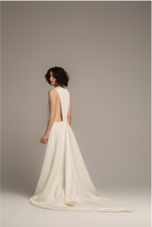 Платье со шлейфом. 70000 рублей