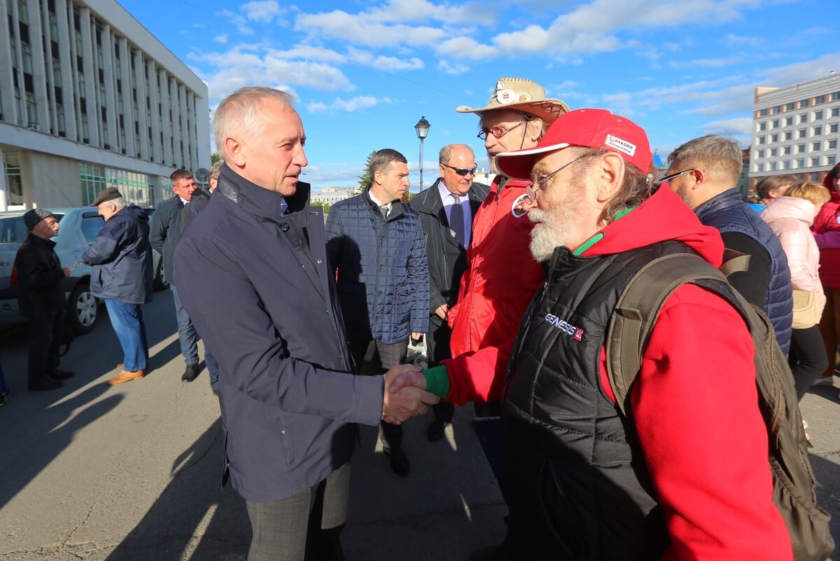 Владимир Мазур и автор памятнику Антона Чехова в Томске, скульптор Леонтий Усов перед открытием фестиваля.