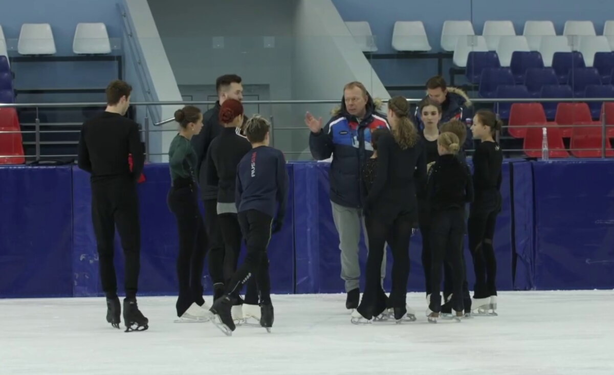 Группа Тутберидзе без Этери Георгиевны на льду Новогорска. Фото: стоп-кадр видеосюжета Первого канала.