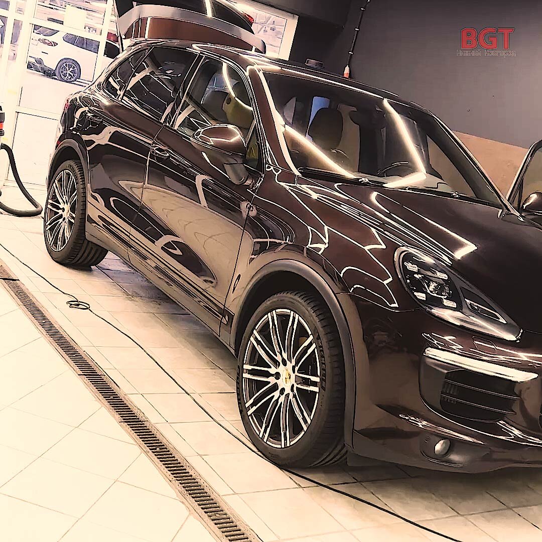 Вот так может выглядеть ни когда не стареющий Porsche. Монитор полностью устанавливается в то родное место где стоял до этого старый, воздуховоды тютелька в тютельку, поэтому проблем не возникает, но конечно нужна голова, что бы все правильно подключить