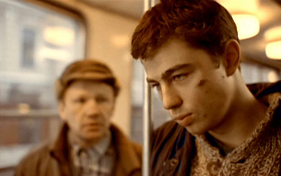 Сцена в трамвае - не про то, как "должно быть", а про то как "могло быть". Кадр из фильма "Брат" (1997)