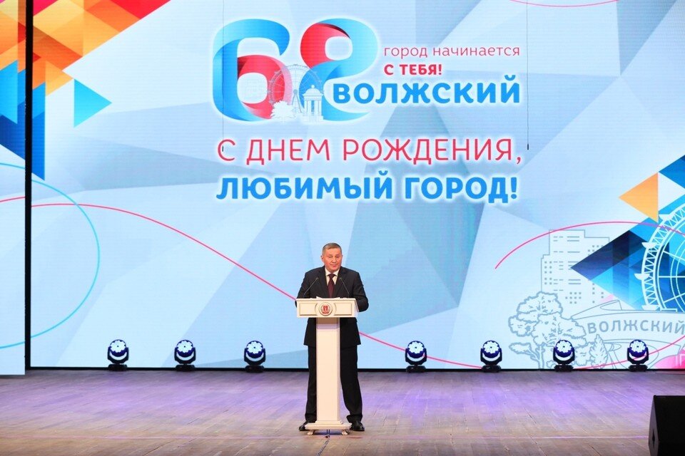     Андрей Бочаров пожелал Волжскому процветания и пообещал денег. Фото: администрация Волгоградской области.