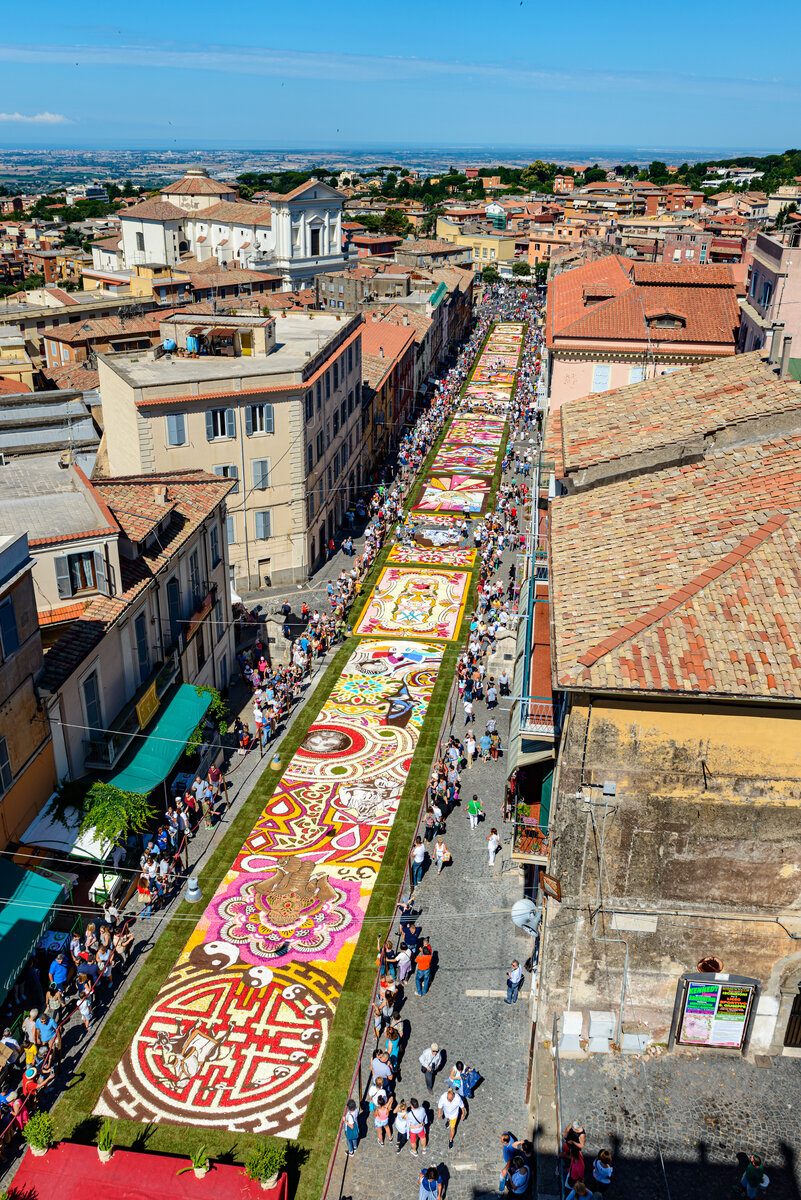Вид на Via Italo Belardi во время Infiorata (Фото © Антон Овчаров | photo by © Anton Ovcharov)