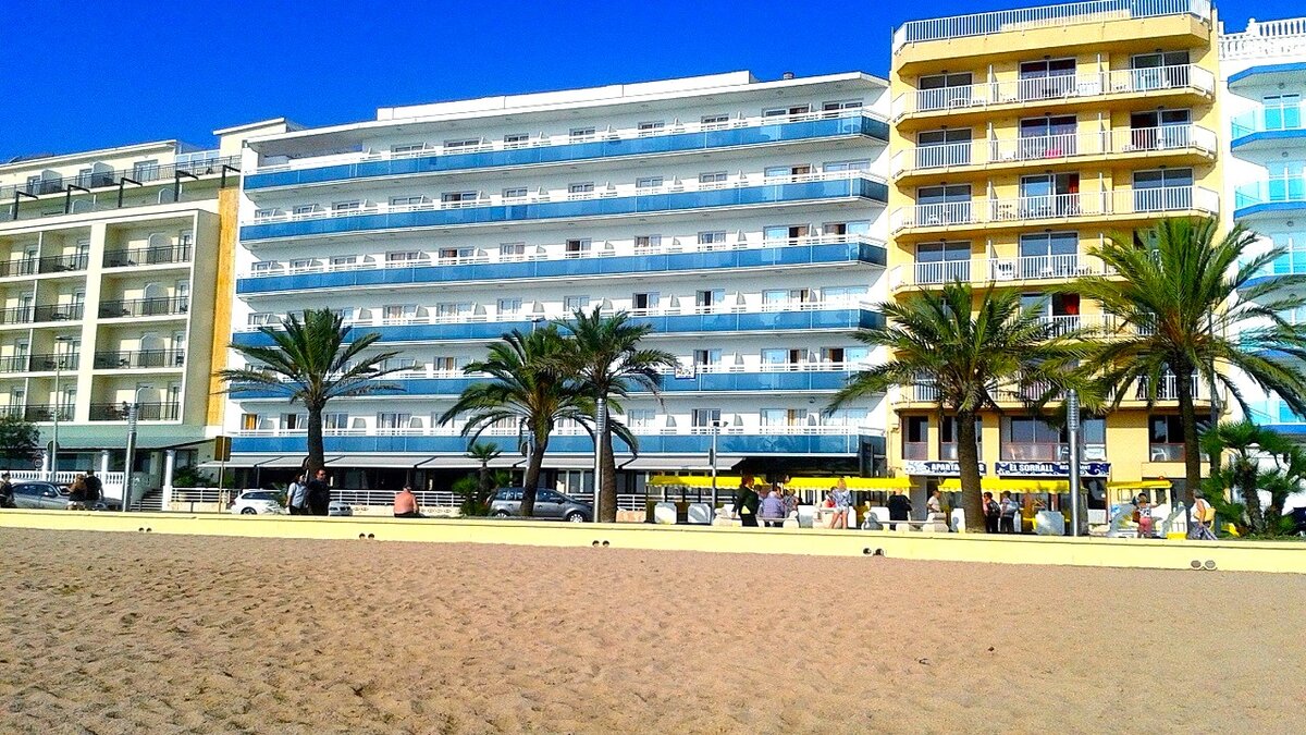 Отель Пи Мар - в центре фотографии, с голубыми балконами (Фото автора)