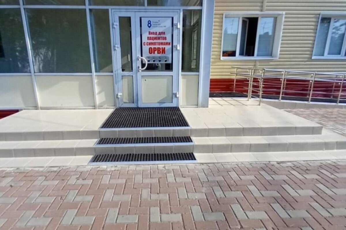    В Тюмени отремонтировали крыльцо поликлиники