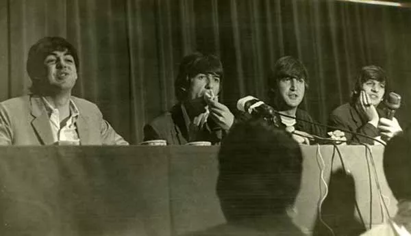 The Beatles на пресс-конференции перед шоу Gator Bowl (Изображение предоставлено Vernon Barchard/Florida Memory Project)
